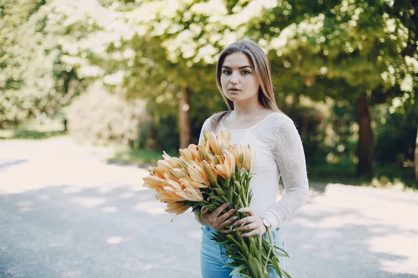 Menina com buquê — Fotografia de Stock