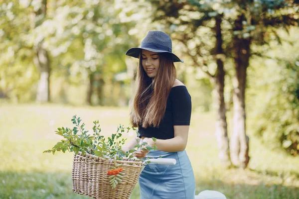 Ragazza con una bicicletta — Foto Stock