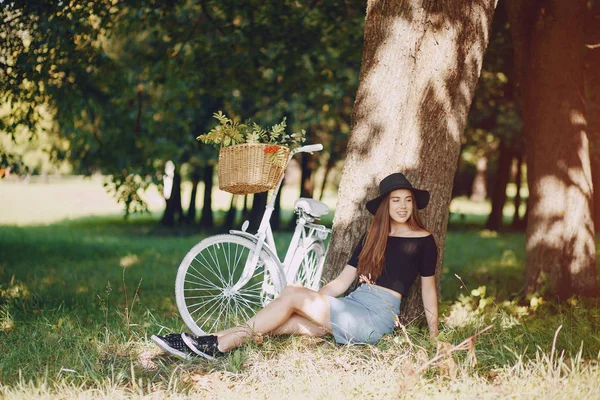 Chica con una bicicleta —  Fotos de Stock