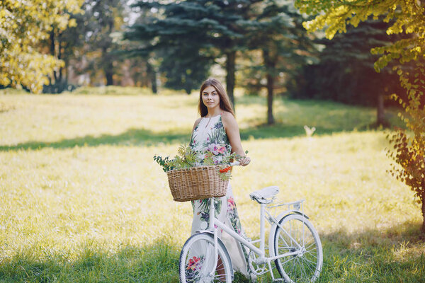 Девушка на велосипеде
