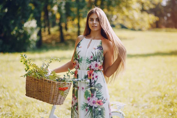 Ragazza con una bicicletta — Foto Stock