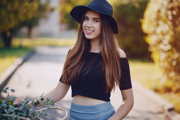 Menina com uma bicicleta — Fotografia de Stock