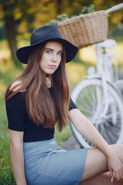 Menina com uma bicicleta — Fotografia de Stock