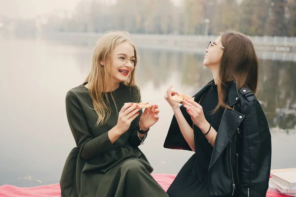 Chicas con pizza —  Fotos de Stock