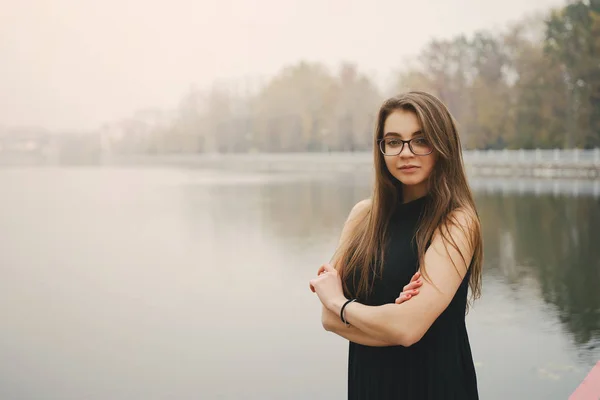 Fille dans le parc — Photo