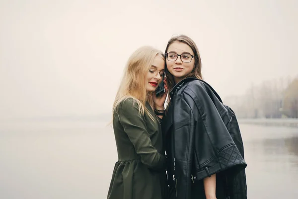 Chicas con teléfono — Foto de Stock