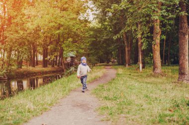 Parkta oynayan çocuk