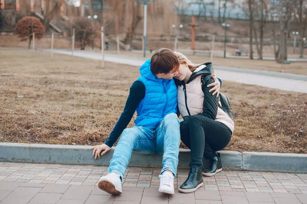 Pareja en una ciudad — Foto de Stock