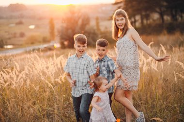 çocuklar bir alanda