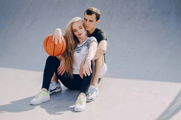 Pareja haciendo actividades deportivas juntos — Foto de Stock