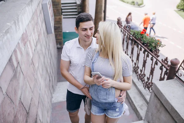 Couple in nature — Stock Photo, Image