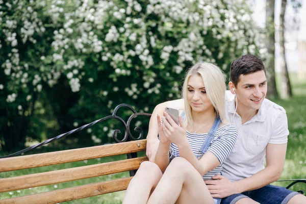 Pareja en la naturaleza — Foto de Stock