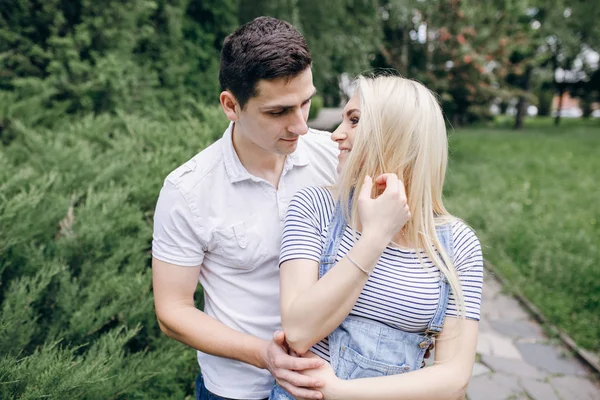 Couple in nature — Stock Photo, Image