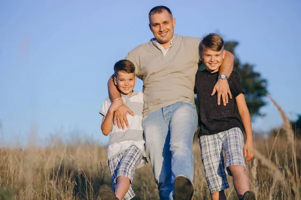 Familj på fältet — Stockfoto