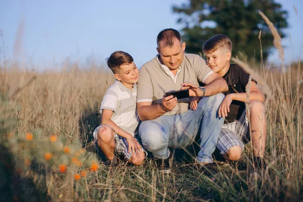 Far med två söner — Stockfoto