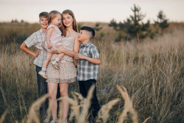 Niños en un campo — Foto de Stock