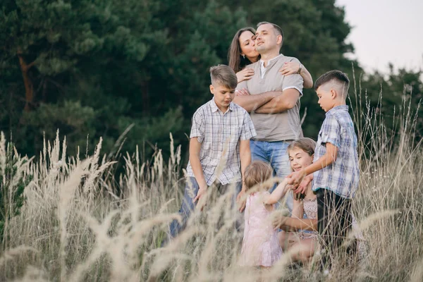 Família em um campo — Fotografia de Stock