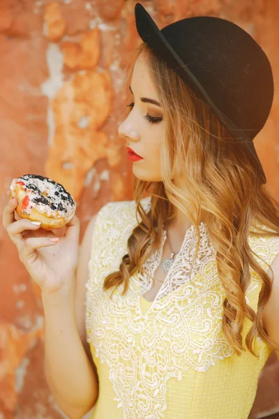 Menina com donut — Fotografia de Stock