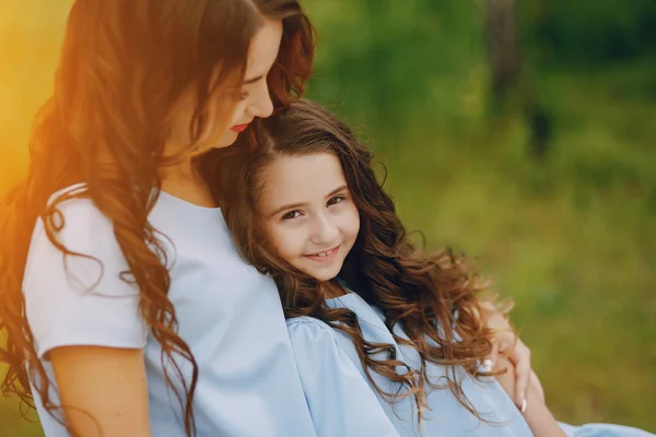 Madre con hija —  Fotos de Stock