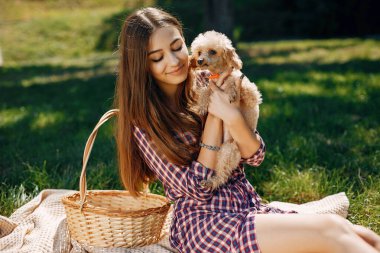 Bir bahar parkında zarif ve şık bir kız.