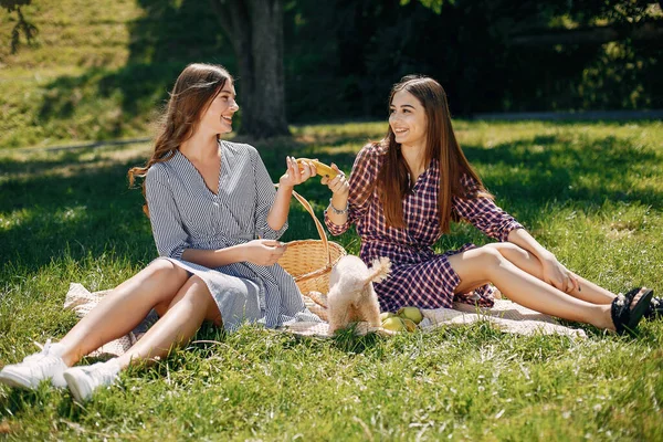 Chicas elegantes y elegantes en un parque de primavera —  Fotos de Stock