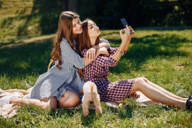 Bir bahar parkında zarif ve şık kızlar.