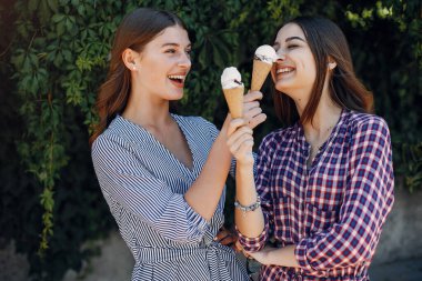 Yaz parkında zarif ve şık kızlar.