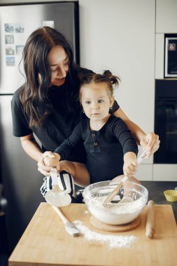 Aile kurabiye için hamur pişirir.