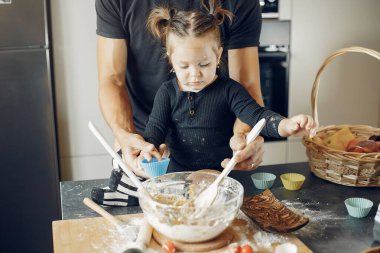 Aile kurabiye için hamur pişirir.