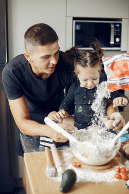 Aile kurabiye için hamur pişirir.