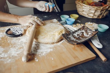 Aile mutfakta kurabiye için hamur pişirir.