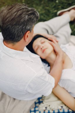 Güzel yetişkin bir çift yaz tarlasında vakit geçirir.