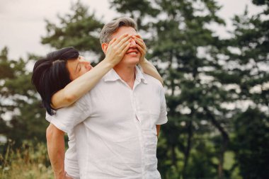 Güzel yetişkin bir çift yaz tarlasında vakit geçirir.