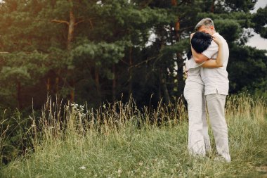 Güzel yetişkin bir çift yaz tarlasında vakit geçirir.