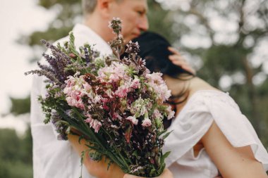 Güzel yetişkin bir çift yaz tarlasında vakit geçirir.