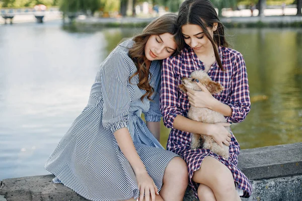 Chicas elegantes y elegantes en un parque de primavera — Foto de Stock