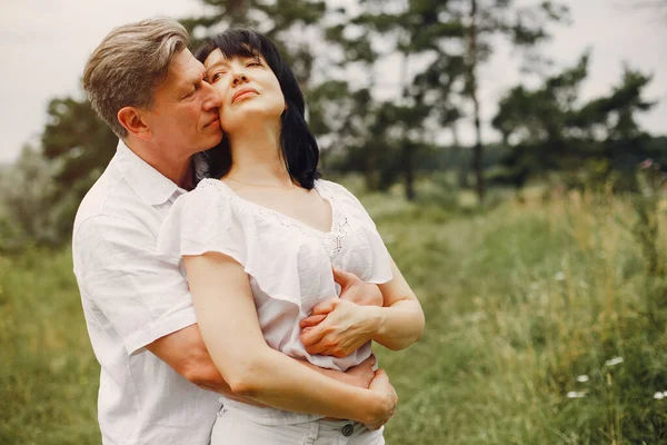 Hermosa pareja adulta pasar tiempo en un campo de verano —  Fotos de Stock