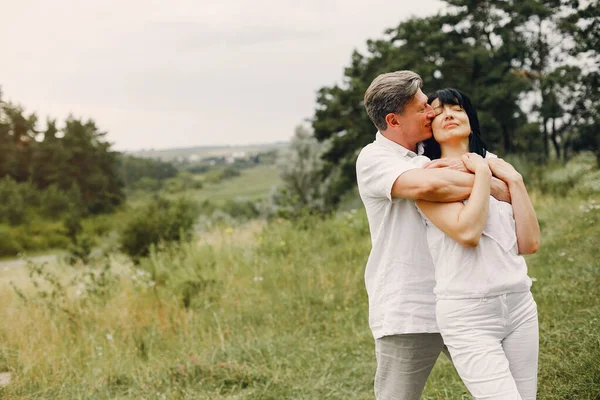 Vackra vuxna par tillbringar tid på ett sommarfält — Stockfoto