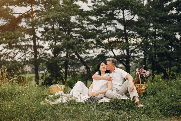 Красива доросла пара проводить час у літньому полі — стокове фото