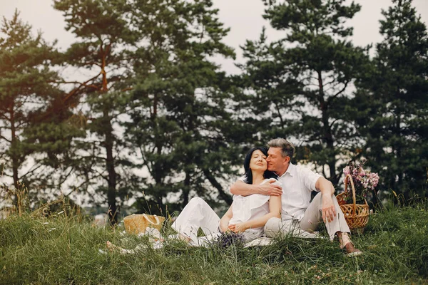 Schönes erwachsenes Paar verbringt Zeit in einem Sommerfeld — Stockfoto