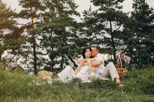 Όμορφο ζευγάρι ενηλίκων περνούν το χρόνο τους σε ένα καλοκαιρινό πεδίο — Φωτογραφία Αρχείου