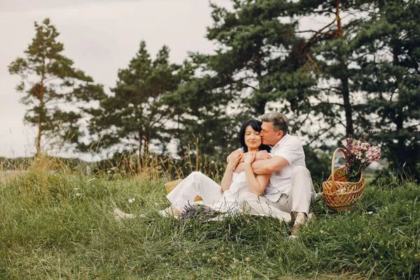 아름다운 성인 부부는 여름 들판에서 시간을 보낸다 — 스톡 사진
