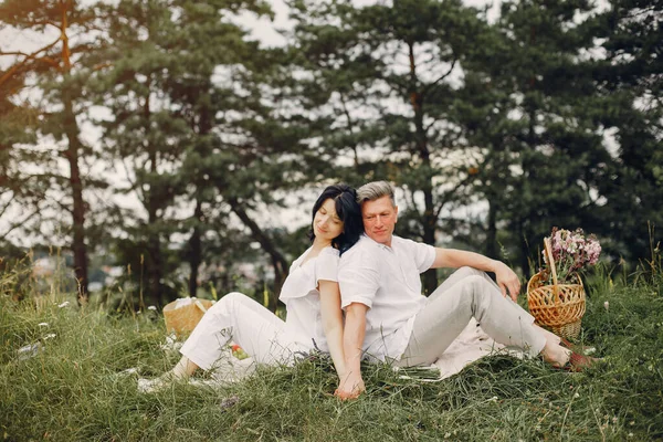 아름다운 성인 부부는 여름 들판에서 시간을 보낸다 — 스톡 사진