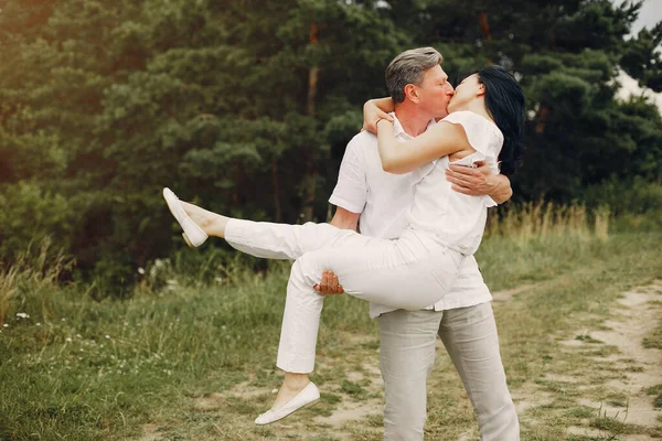 Belo casal adulto passar o tempo em um campo de verão — Fotografia de Stock