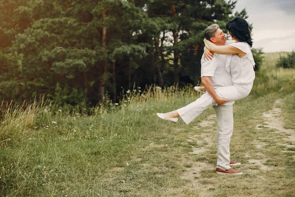 Schönes erwachsenes Paar verbringt Zeit in einem Sommerfeld — Stockfoto