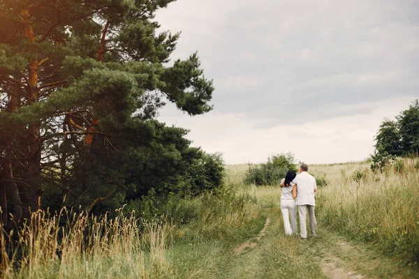 Belo casal adulto passar o tempo em um campo de verão — Fotografia de Stock