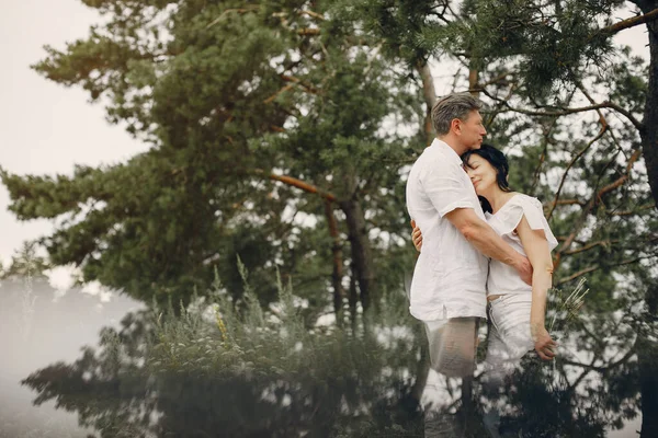 美丽的一对成年夫妇在夏天的田野里消磨时间 — 图库照片