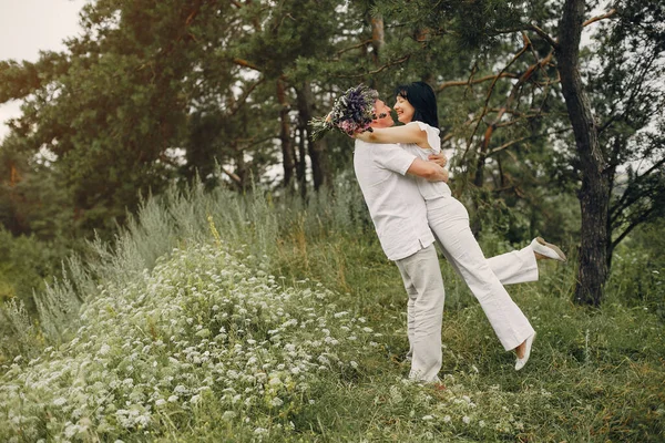 Красивая взрослая пара проводит время в летнем поле — стоковое фото