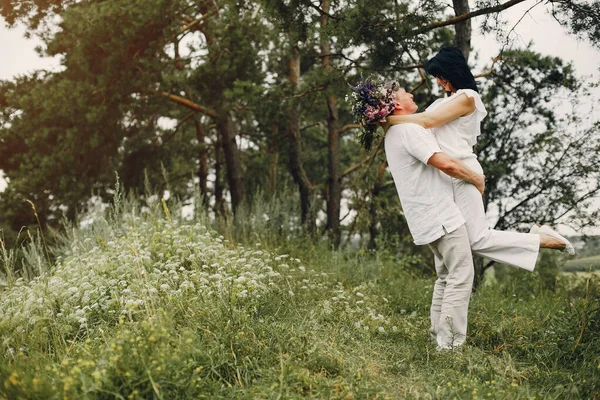 Όμορφο ζευγάρι ενηλίκων περνούν το χρόνο τους σε ένα καλοκαιρινό πεδίο — Φωτογραφία Αρχείου