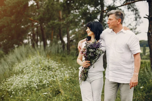 Schönes erwachsenes Paar verbringt Zeit in einem Sommerfeld — Stockfoto